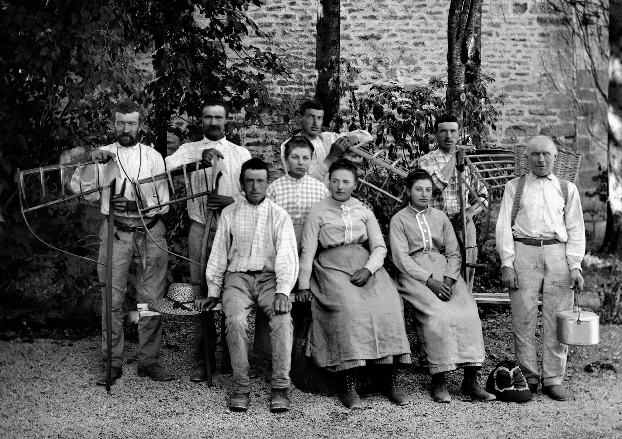 Robotnicy rolni i ich narzędzia, podróbka, rateau-ertrier (rake ertrier), kosz plecionek i odbiorca do kolekcji, w gospodarstwie pod Bourmont w Haute-Marne (Haute Marne), ok. 1890 r. Fotografia. Kolekcja Ducos. autorstwa French Photographer