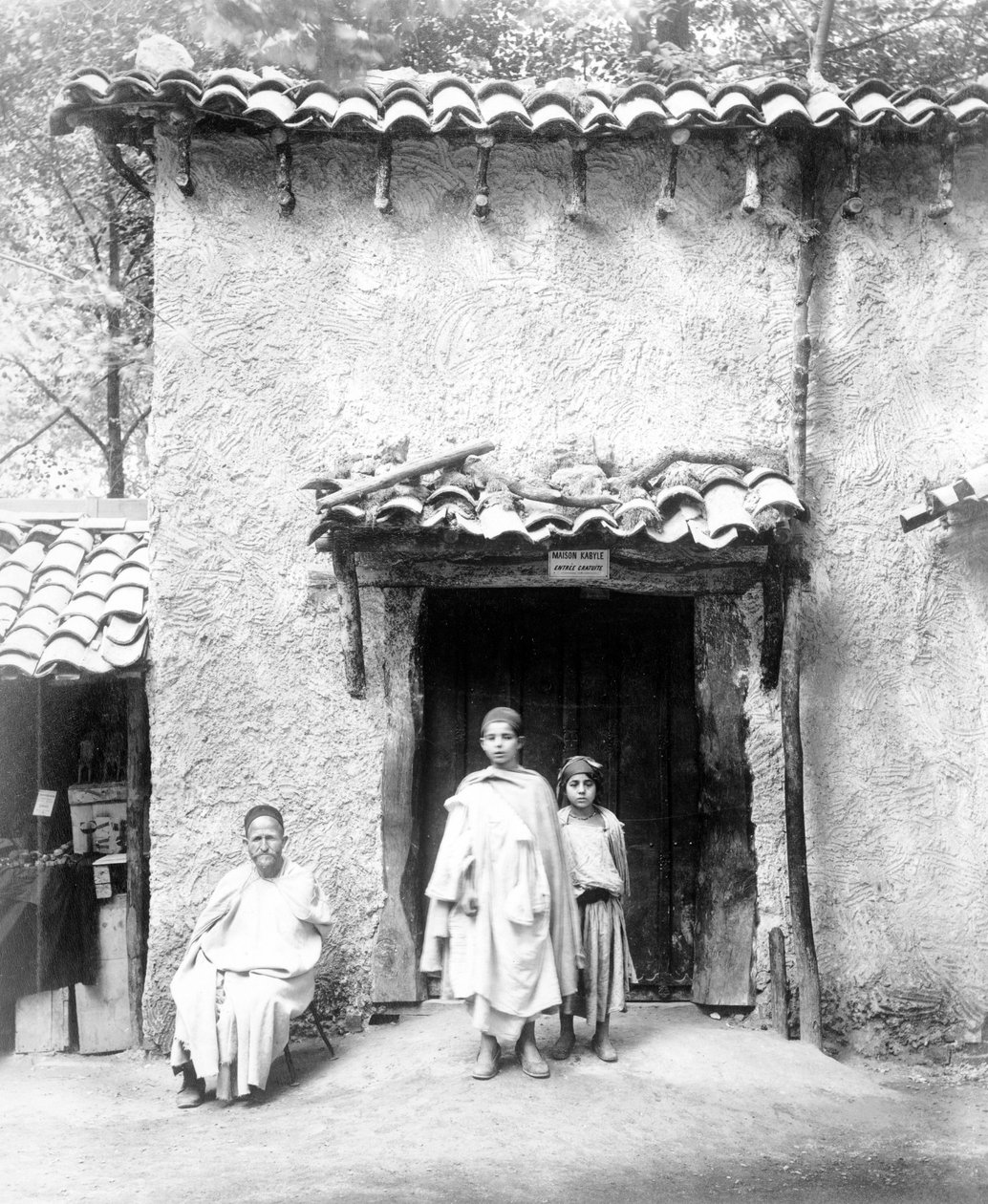 Przykład Domu Kabylego, Wystawa Paryska, 1889 autorstwa French Photographer