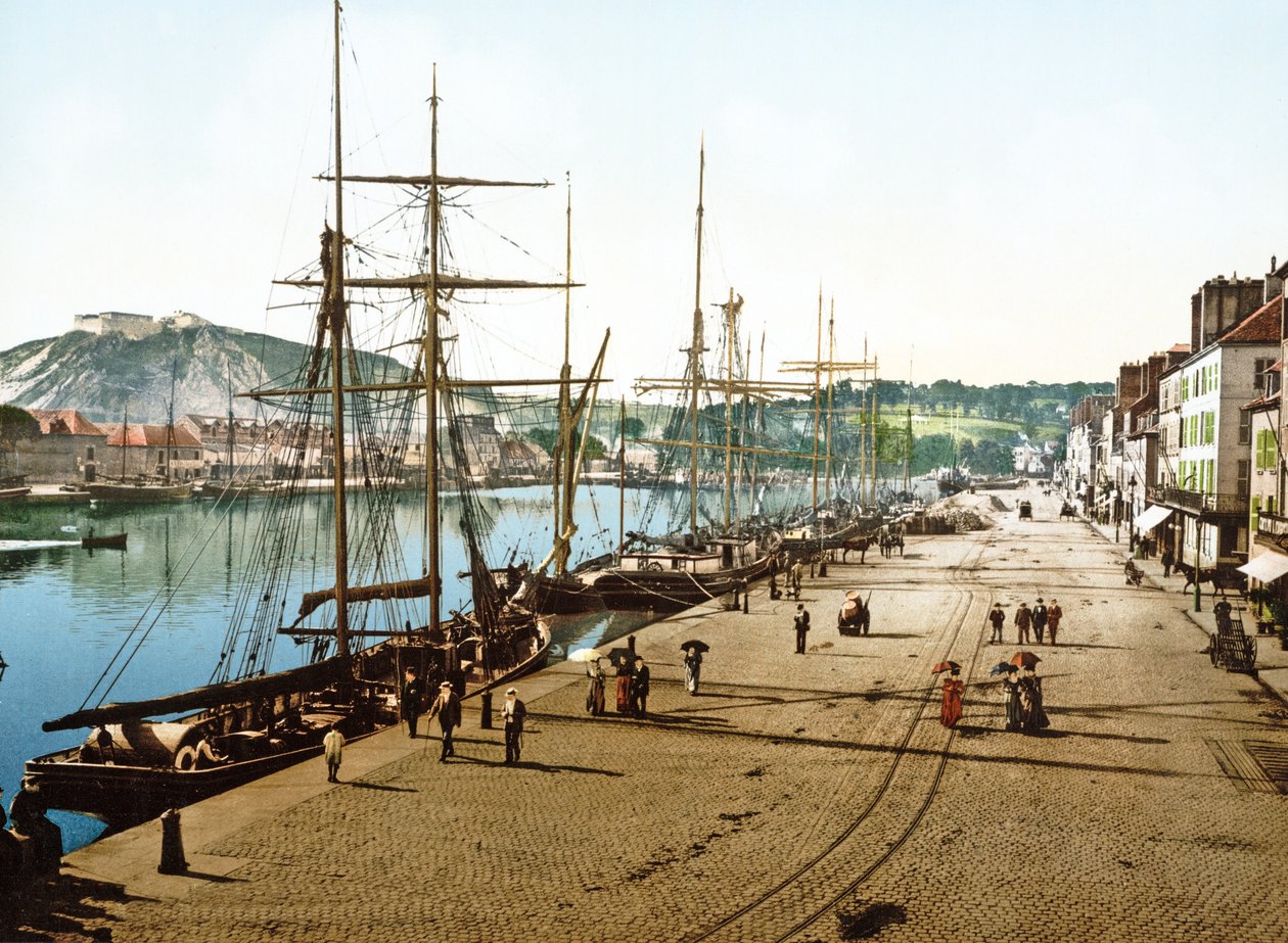 Łodzie zacumowane w Cherbourgu ze starym fortem w tle, 1890-1900 autorstwa French Photographer