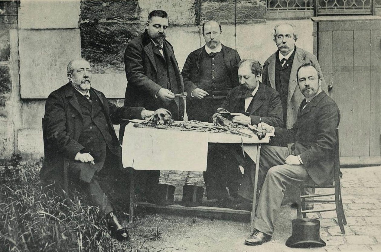 Kości młodego mężczyzny, ekshumowane w 1846 r., błędnie przypisywane Ludwikowi XVII, od lewej do prawej, Magitot, de Backer, Quetin, Bilhaut, Talrich, Manouvrier autorstwa French Photographer