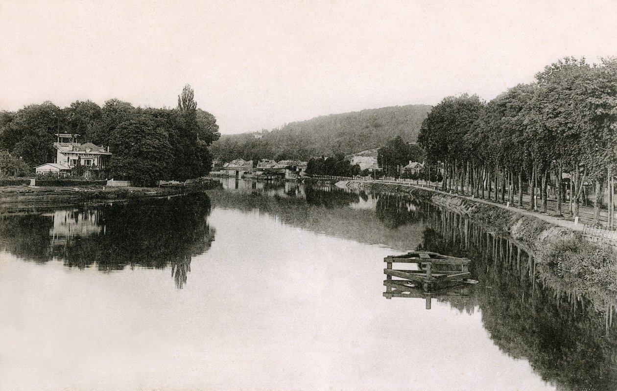 Bougival (Yvelines - 78 - Ile de France): brzegi Sekwany widziane z kładki, początek XX wieku (zdjęcie czarno-białe) autorstwa French Photographer