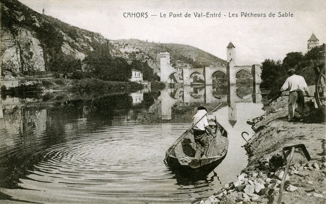 Cahors na początku XX wieku: rybacy piasku i ich łódź na Lot, most Val-entre (Valentre) autorstwa French Photographer
