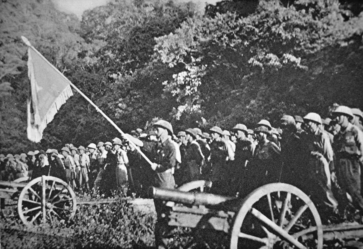 Komunistyczne oddziały Viet Minh na paradzie z lekką artylerią polową podczas oblężenia Dien Bien Phu, listopad 1953-maj 1954 (kolor lito) autorstwa French Photographer