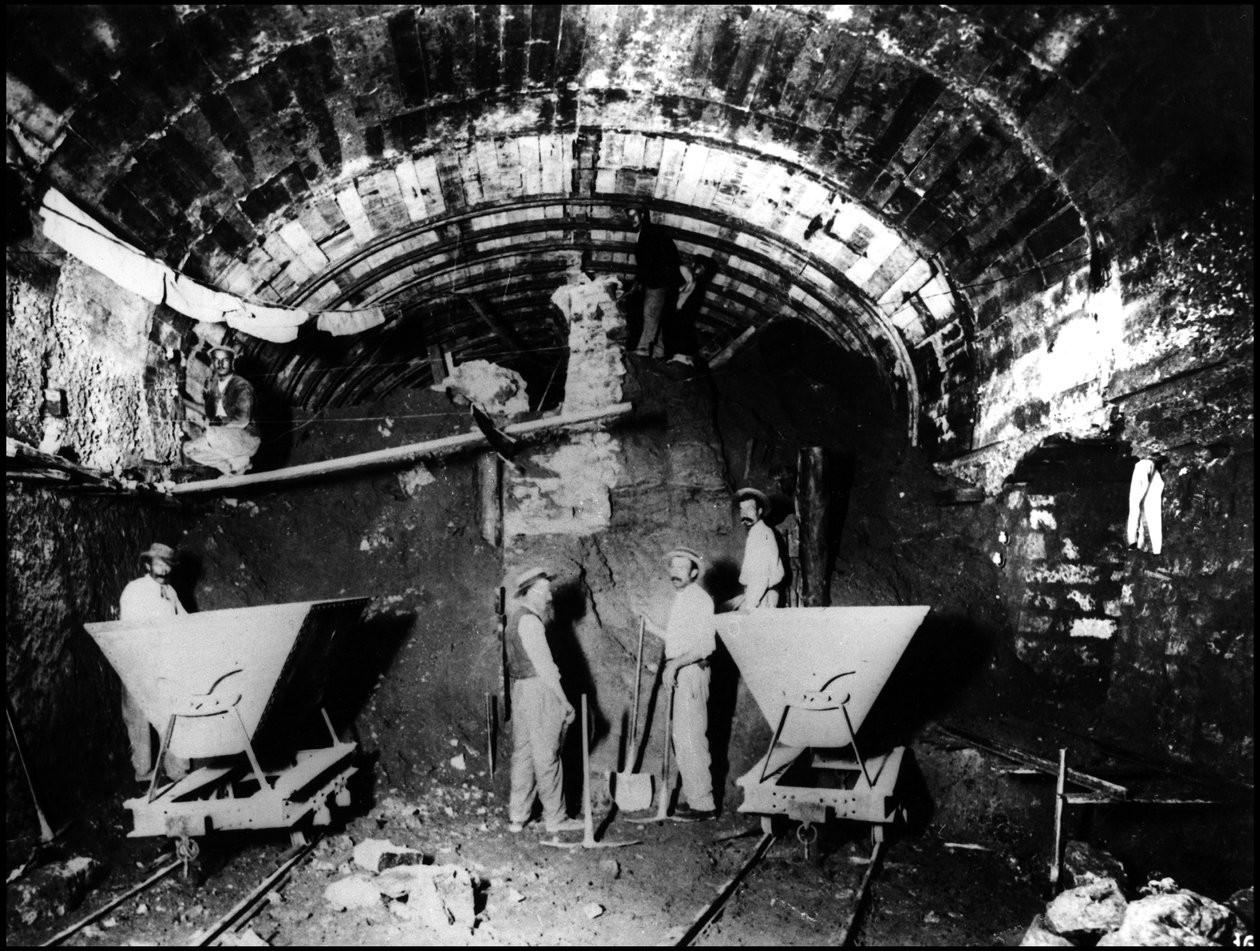 Budowa metra w Paryżu - prace metropolii: drążenie tunelu na linii 1 - zdjęcie autorstwa French Photographer
