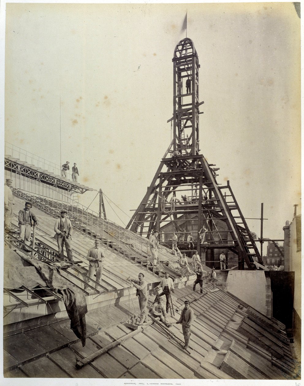 Budowa paryskiej narodowej kasy dyskontowej (lub CNEP: jeden z czterech banków założył BNP Paribas): robotnicy na szkle i rusztowaniach (maj 1881). Paryż autorstwa French Photographer