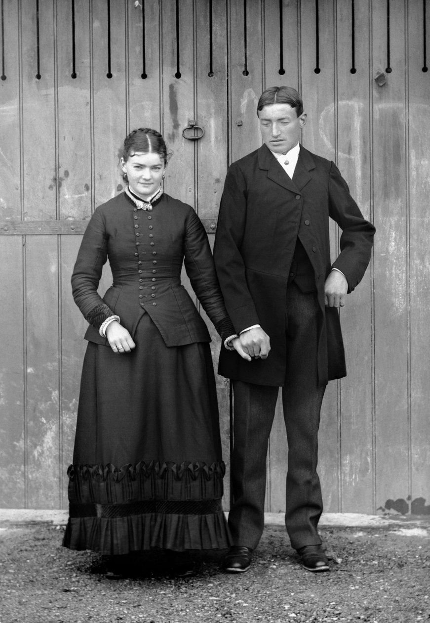 Para w niedzielę, aby uczcić pierwszą komunię syna, niedaleko Bourmont w Haute-Marne (Haute Marne), około 1880 roku. Kolekcja Ducos. autorstwa French Photographer