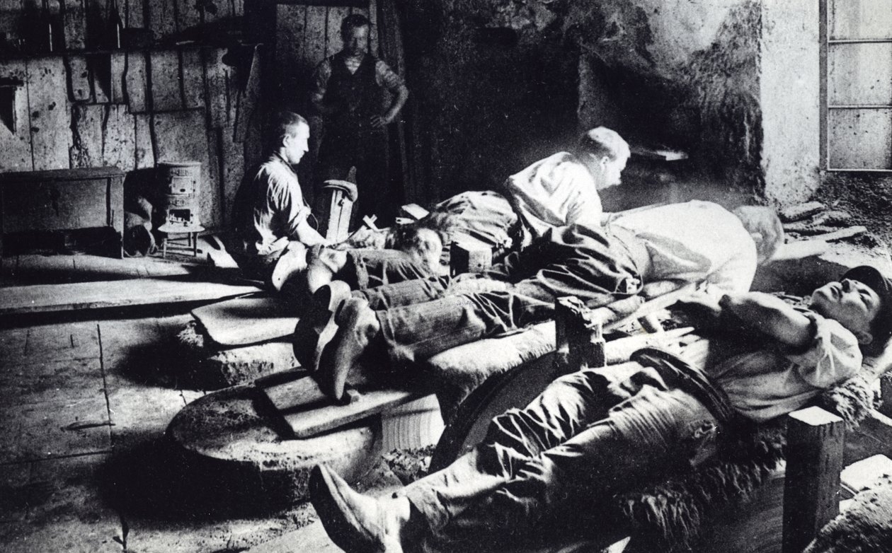Noże przy pracy w Thiers, koniec XIX wieku (zdjęcie czarno-białe) autorstwa French Photographer