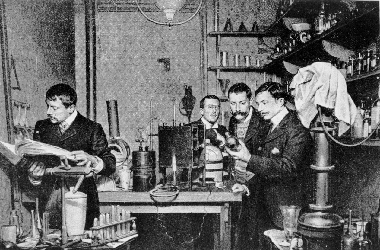 Dyrektorzy Towarzystwa Alchemii i Astrologii Francji w swoim laboratorium, 1903 autorstwa French Photographer
