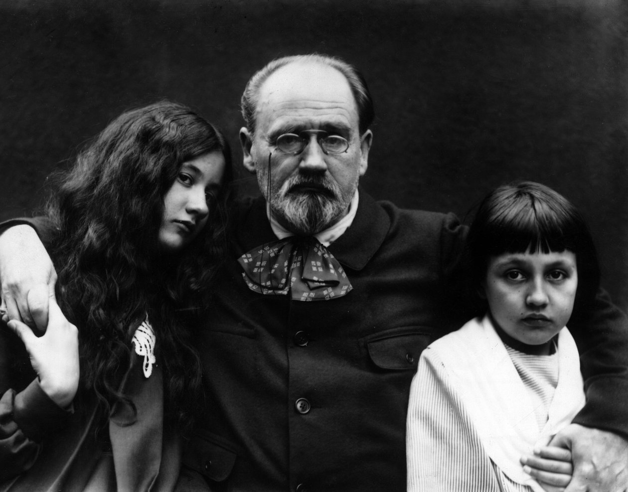 Emile Zola (1840-1902), pisarz i francuski dziennikarz, w ogrodzie Verneuil-sur-Seine (Yvelines) ze swoimi dziećmi Denise i Jacques. - Emile Zola (1840-1902), francuski pisarz i dziennikarz, w swoim domu w Verneuil-sur-Seine (Yvelines) i jego ch autorstwa French Photographer