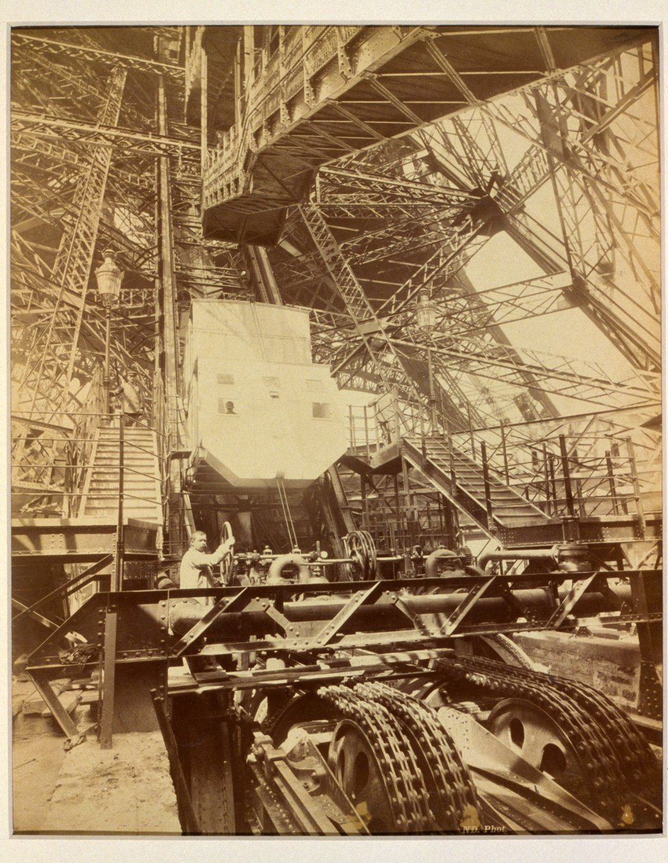 Sprzęt do obsługi systemu dźwigowego na wieży Eiffla, ok.1888 r. autorstwa French Photographer