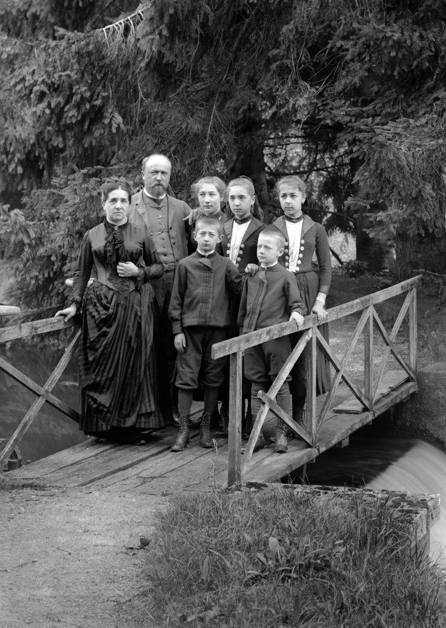 Rodzina mieszczan pozujących w swoim ogrodzie pod Bourmont w Haute-Marne (Haute Marne), ok. 1880 r. Fotografia. Kolekcja Ducos. autorstwa French Photographer