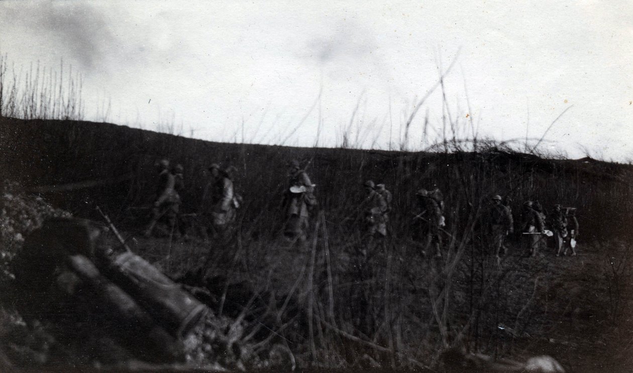 I wojna światowa (1914-1918): grupa żołnierzy maszerujących na Rocour (Saint Quentin) (Aisne) autorstwa French Photographer