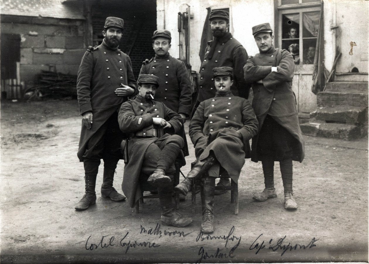 Pierwsza wojna światowa (1914-1918): telefoniści i sekretarze Sztabu Generalnego płk Debenedetti (?) farmy Laroque niedaleko Roye sur Matz (Roye-sur-Matz, Oise). Marzec 1915 autorstwa French Photographer