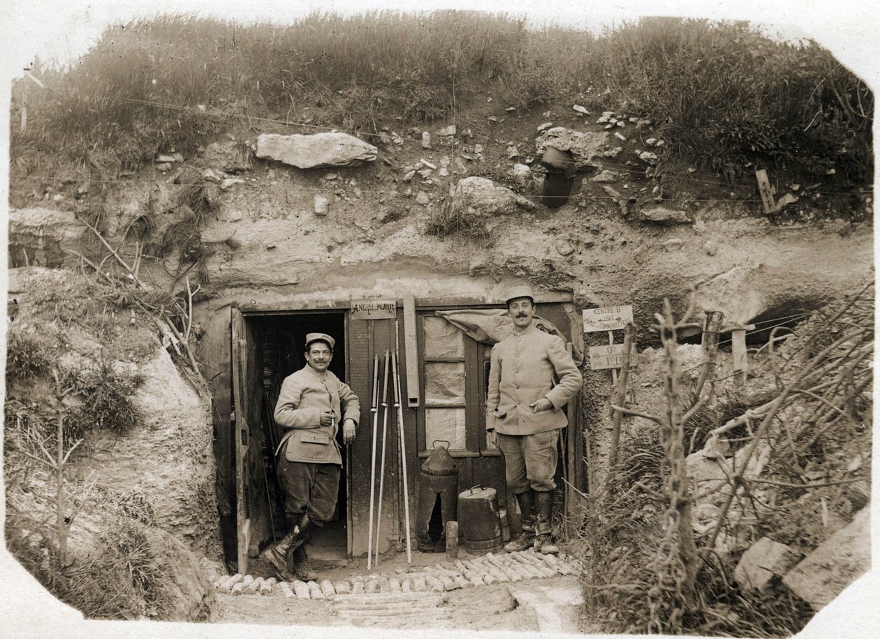 I wojna światowa (1914-1918): stanowisko dowodzenia por. De Benedettiego, sekretarza z lewej, chorążego batalionu z prawej. Między nimi sygnały zapalników, peryskop, torpedy. 05/1916 autorstwa French Photographer