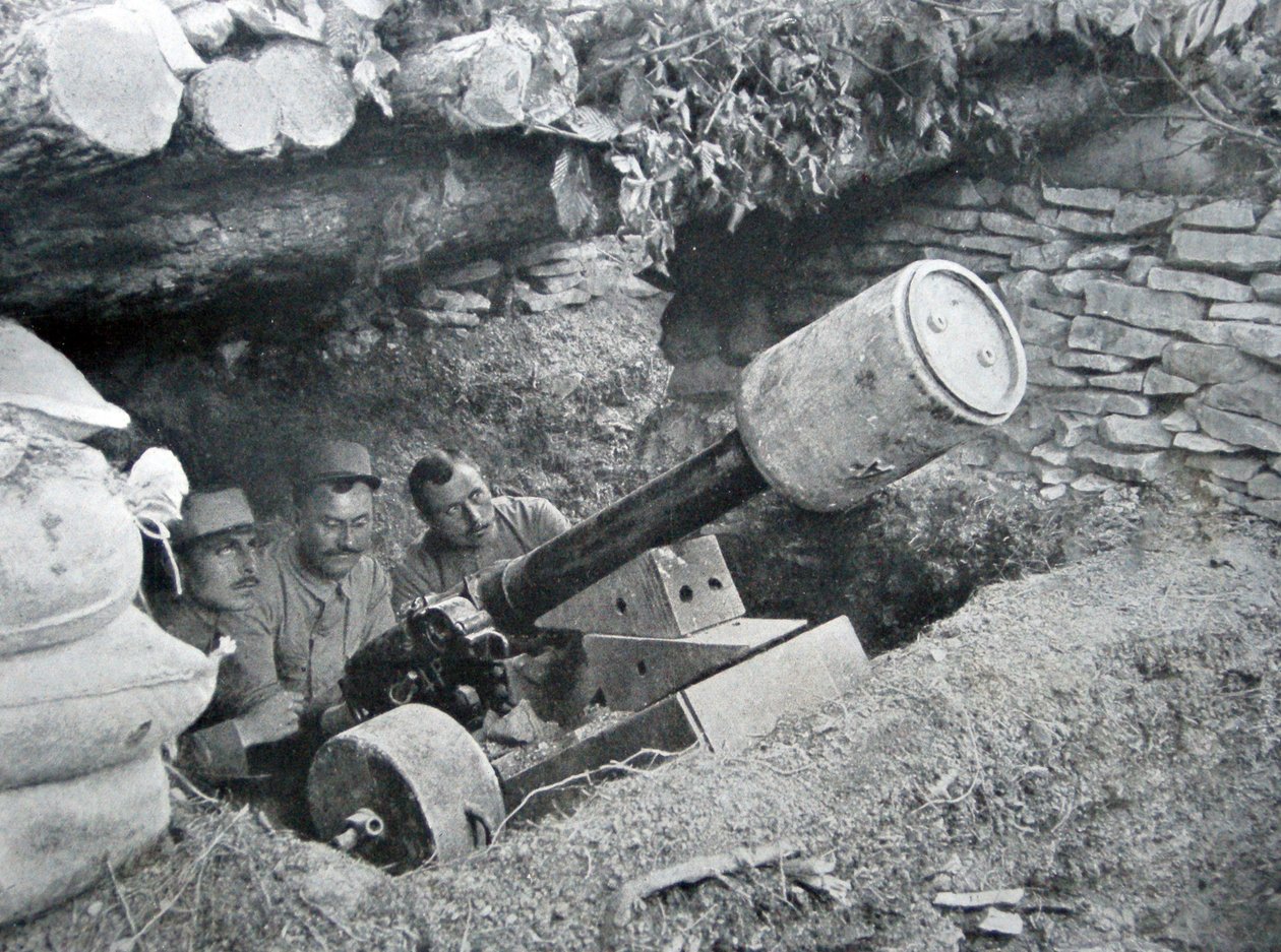 Francuskie działo 48 używane do odpalania min lądowych, 1915 autorstwa French Photographer