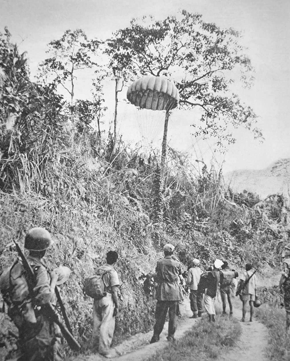 Żołnierze francuscy i wietnamscy odzyskują zrzucone im zapasy podczas oblężenia Dien Bien Phu, listopad 1953-maj 1954 (zdjęcie czarno-białe) autorstwa French Photographer