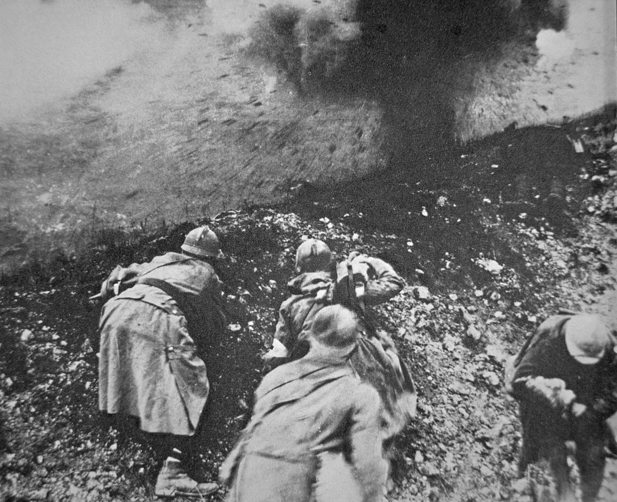 Piechota francuska pod ostrzałem niemieckiej artylerii podczas bitwy pod Verdun autorstwa French Photographer