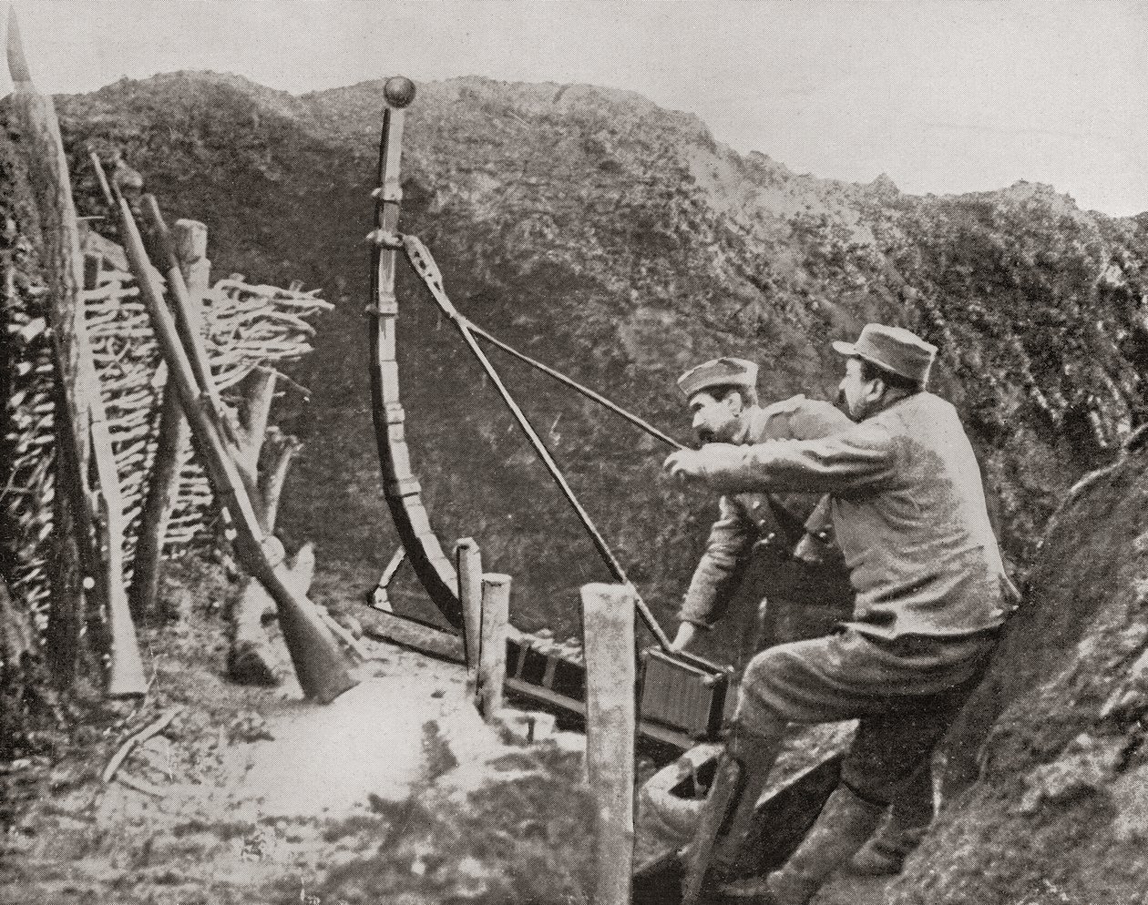 Francuscy żołnierze używający katapulty do rzucania bombami podczas I wojny światowej, z The Illustrated War News, 1915 autorstwa French Photographer