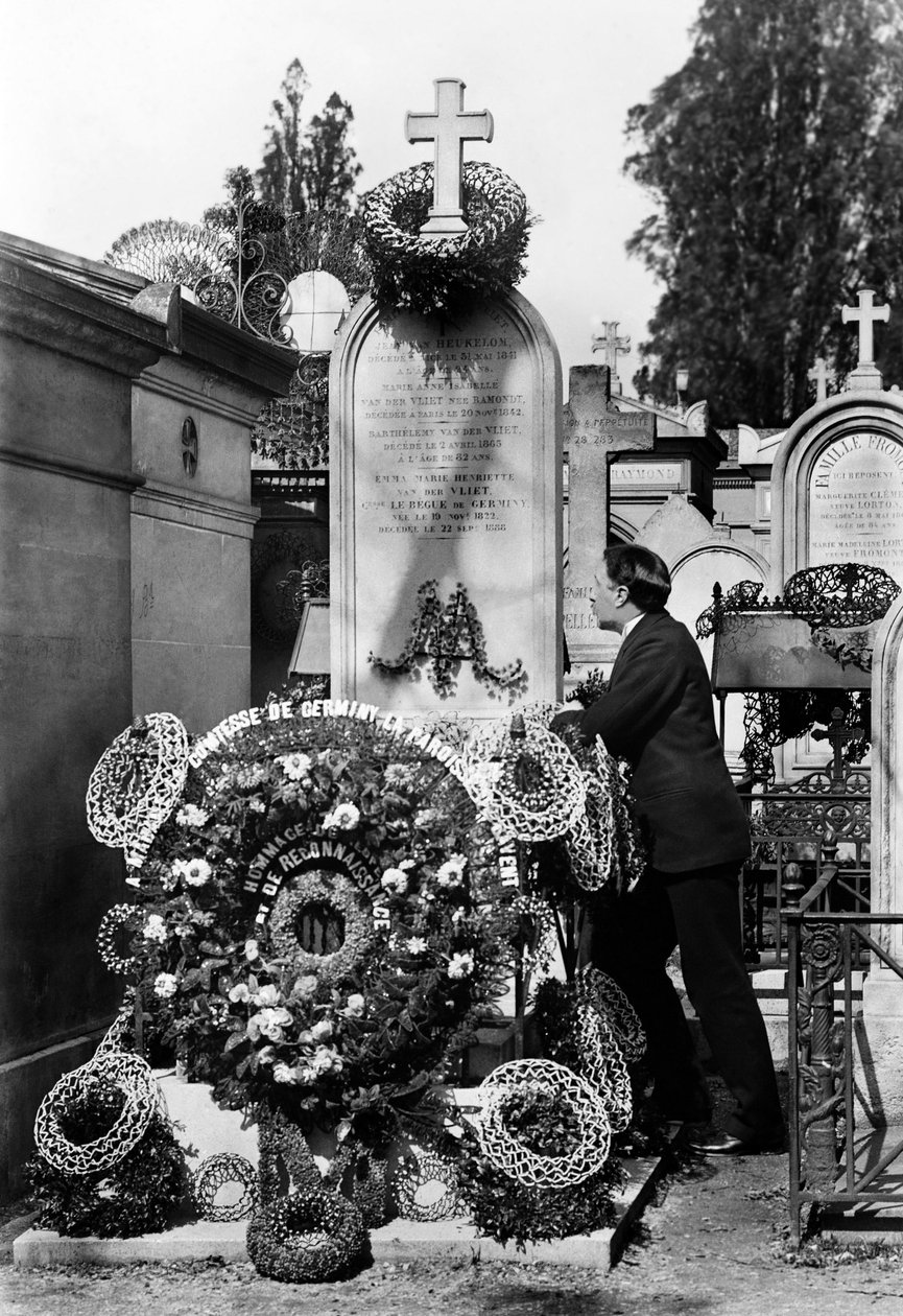 Korony pogrzebowe i mężczyzna zebrane przed grobem Emmy Van Der Vliet, hrabiny Le Begue De Germiny (1822-1888). Fotografia koniec XIX wieku. Kolekcja Ducos. autorstwa French Photographer
