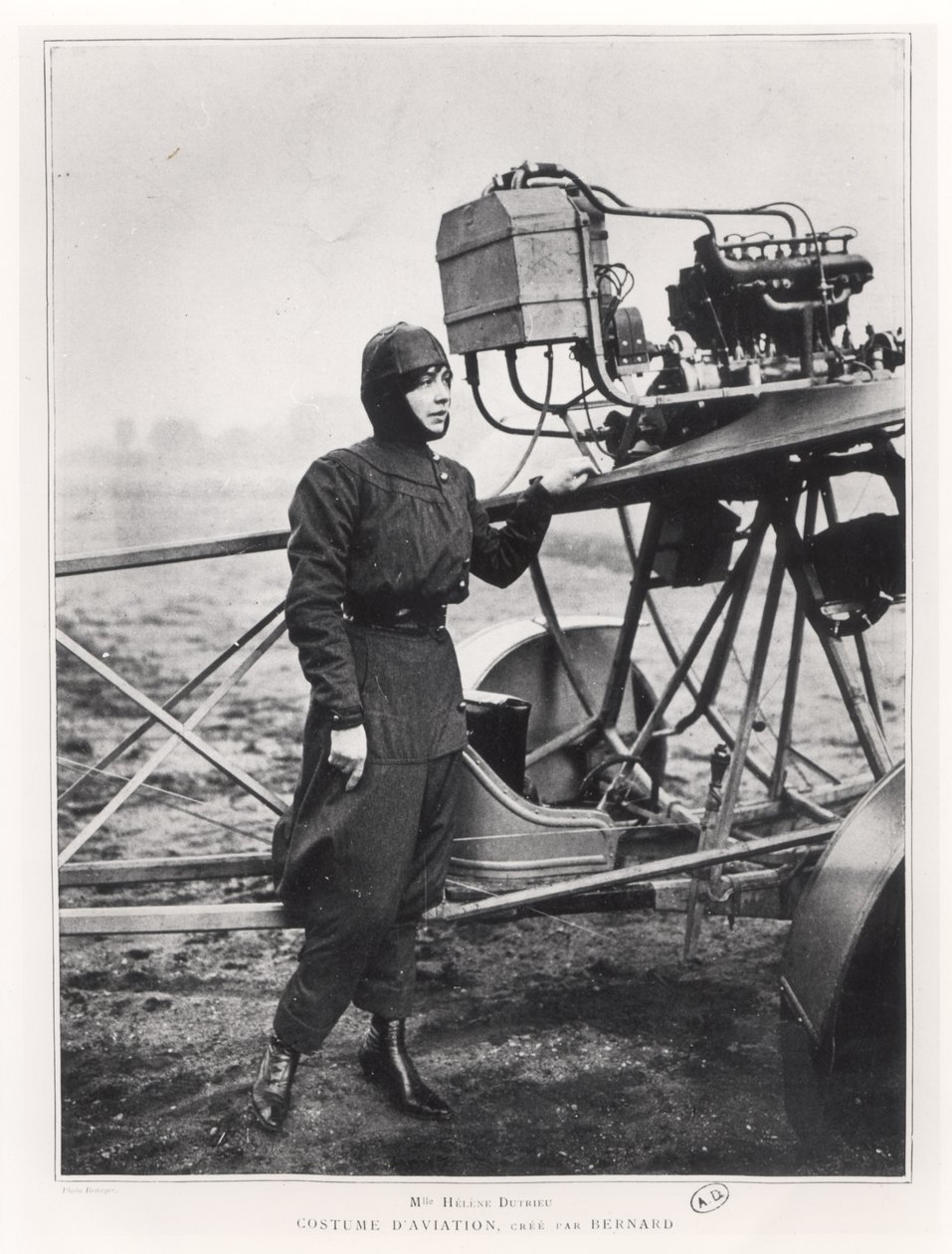 Helene Dutrieu (1877-1961) stojąca obok samolotu, przed 1914 autorstwa French Photographer