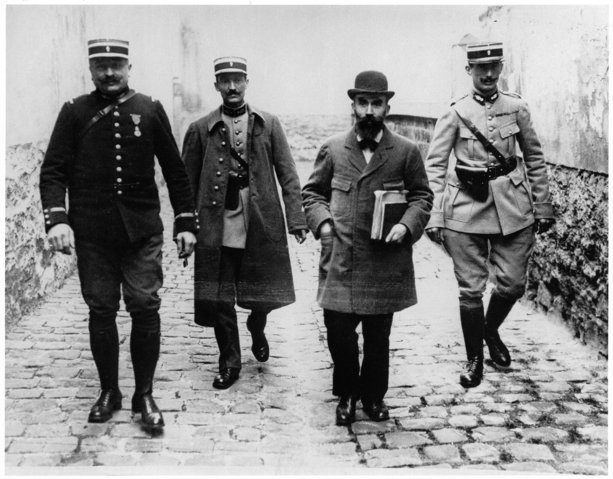 Henri Desire Landru (1869-1922) z trzema policjantami, ok. 1919 autorstwa French Photographer