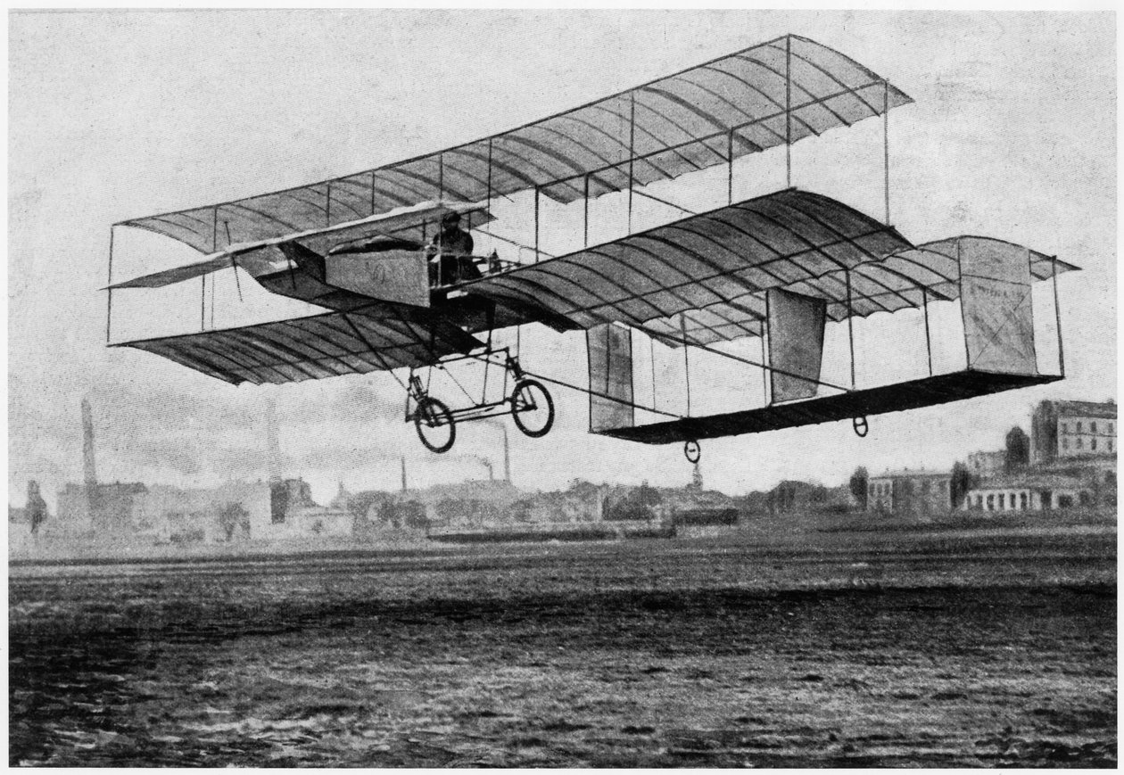 Henri Farman (1874-1958) w Issy-les-Moulineaux w swoim samolocie Voisin-Farman 1, 1907 (fotolitho) autorstwa French Photographer