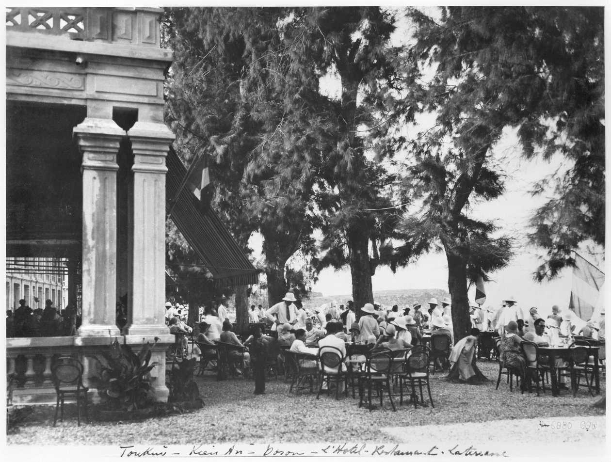 Restauracja hotelowa w Kien an Doson, ok. 1920 r. autorstwa French Photographer