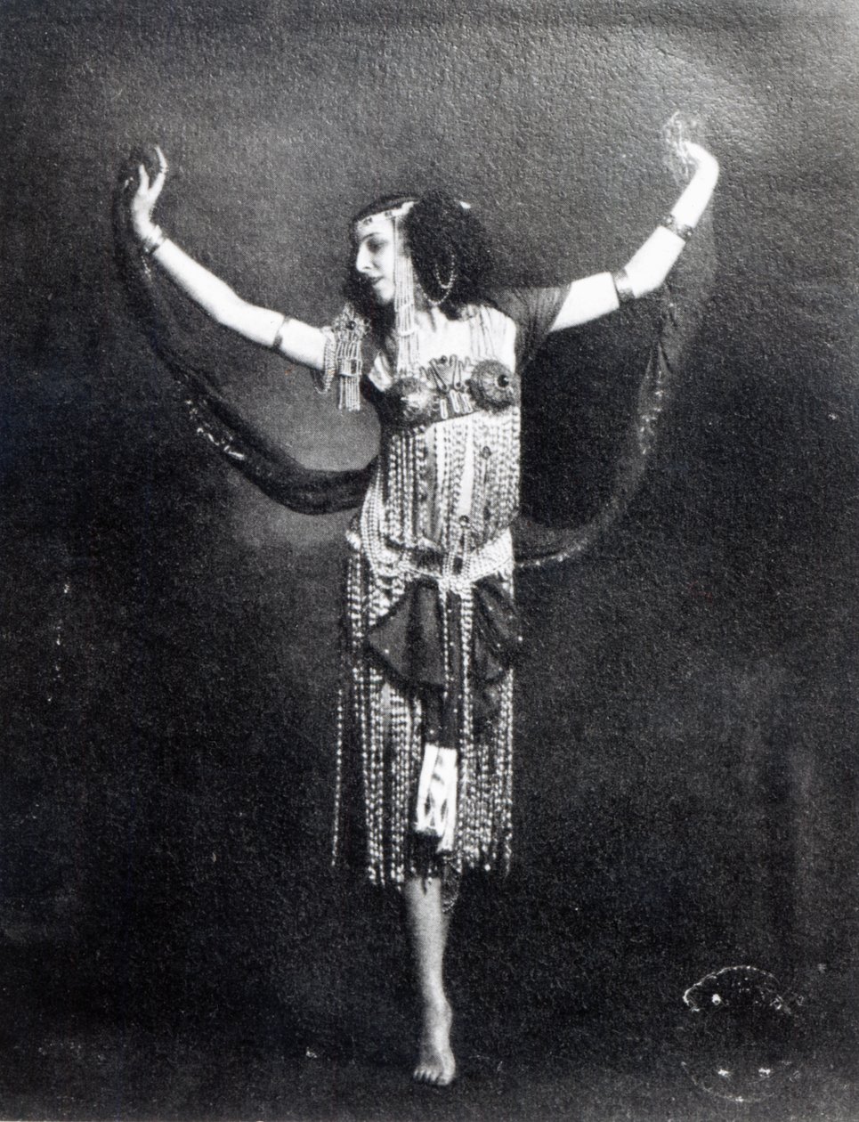 Ida Rubinstein w roli Salome (fot. bw) autorstwa French Photographer
