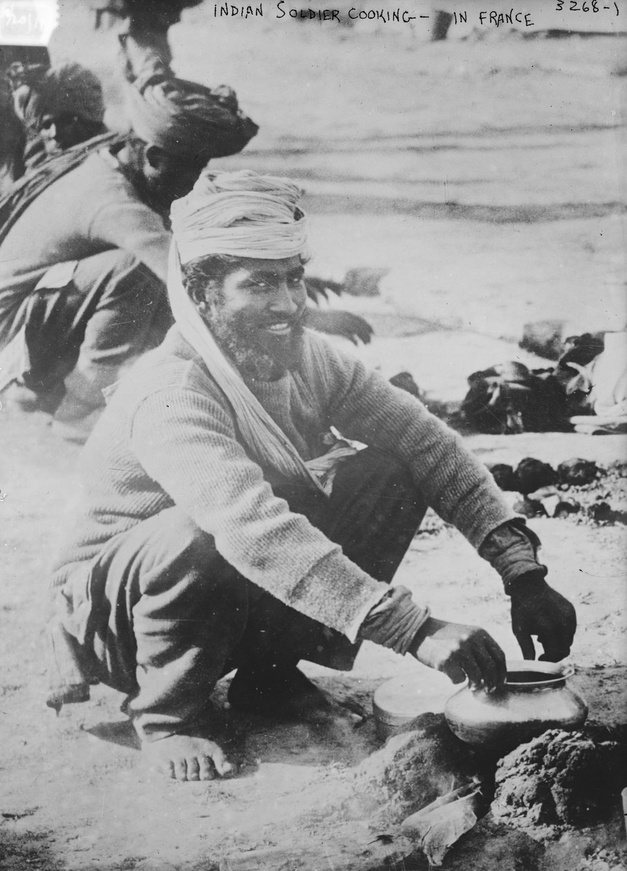 Indyjski żołnierz gotuje we Francji, 1914-15 autorstwa French Photographer