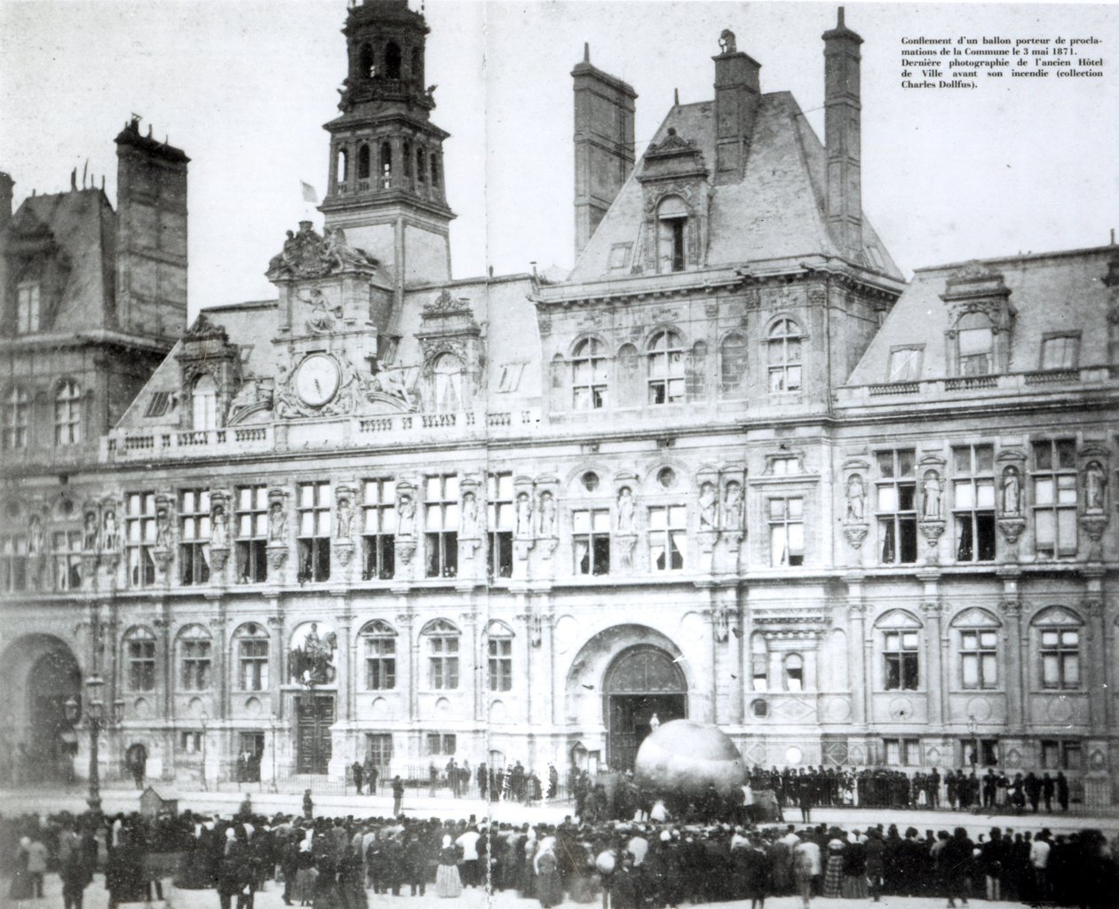 Nadmuchiwanie balonu z załączonymi deklaracjami Komuny przed Hotel de Ville, Paryż, 3 maja 1871 autorstwa French Photographer