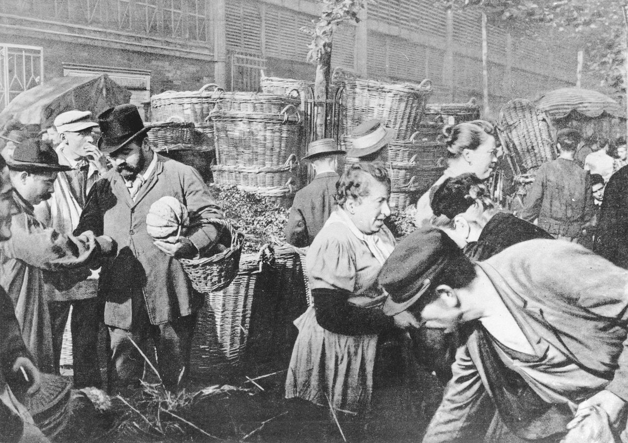 Ostatnie wyprzedaże przed dzwonem, rue Rambuteau, Les Halles, Paryż, 1897 autorstwa French Photographer