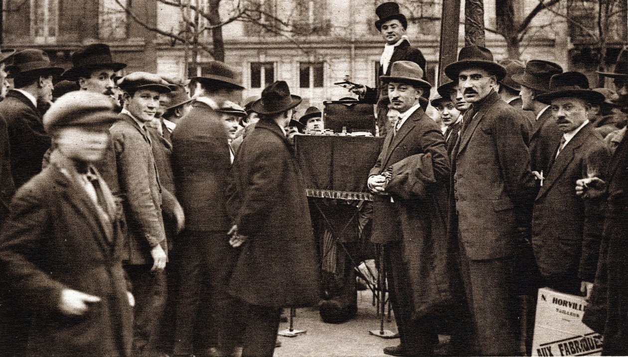 Les petits metiers de Paris: le camelot du boulevard. autorstwa French Photographer