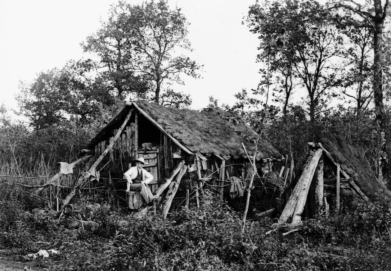 Drewniana chata niedaleko Bourmont w Haute-Marne (Haute Marne), ok. 1880 r. Kolekcja Ducos autorstwa French Photographer