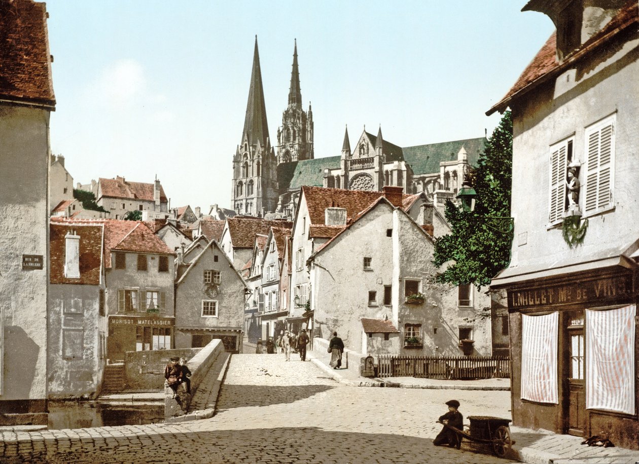 Patrząc w dół ulicy w Chartres z katedrą w tle, 1890-1900 autorstwa French Photographer