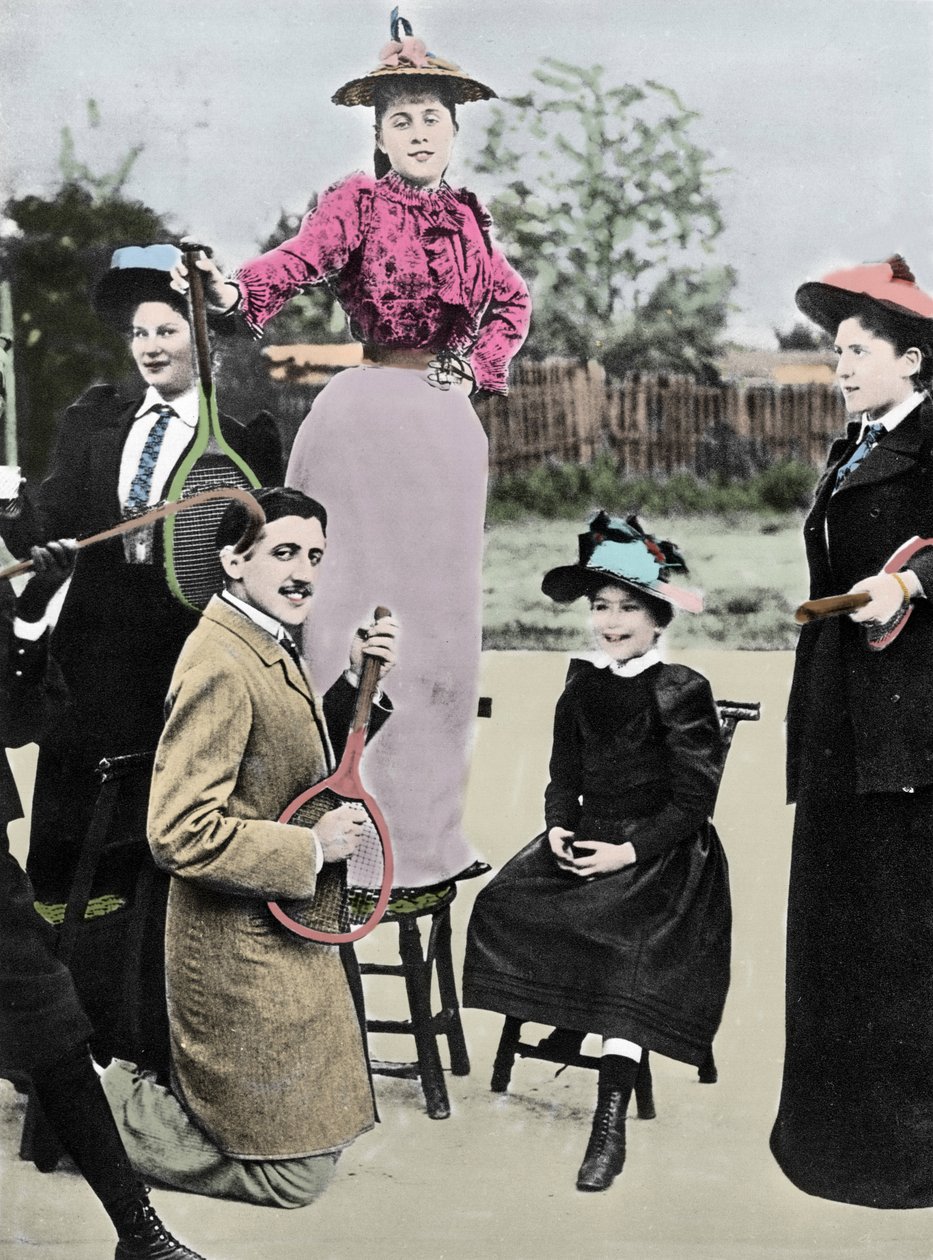 Marcel Proust Francuski pisarz pośród grupy młodych kobiet grających na gitarze na rakiecie tenisowej na tenisowym bulwarze Bineau w Paryżu, 1892 autorstwa French Photographer