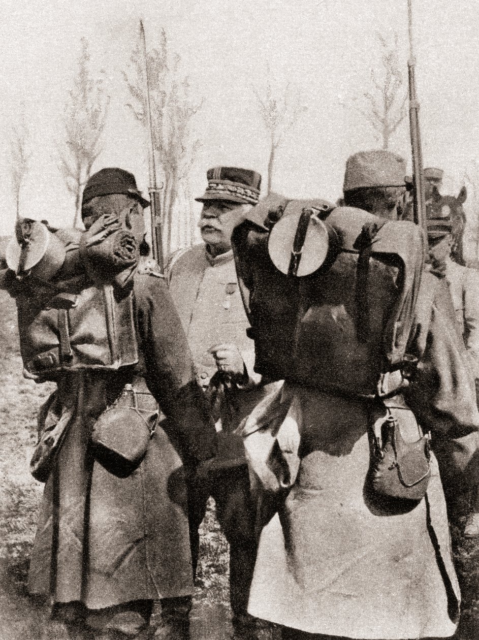 Marszałek Joseph Jacques Césaire Joffre dokonujący inspekcji swoich żołnierzy, z The Illustrated War News, 1915 autorstwa French Photographer