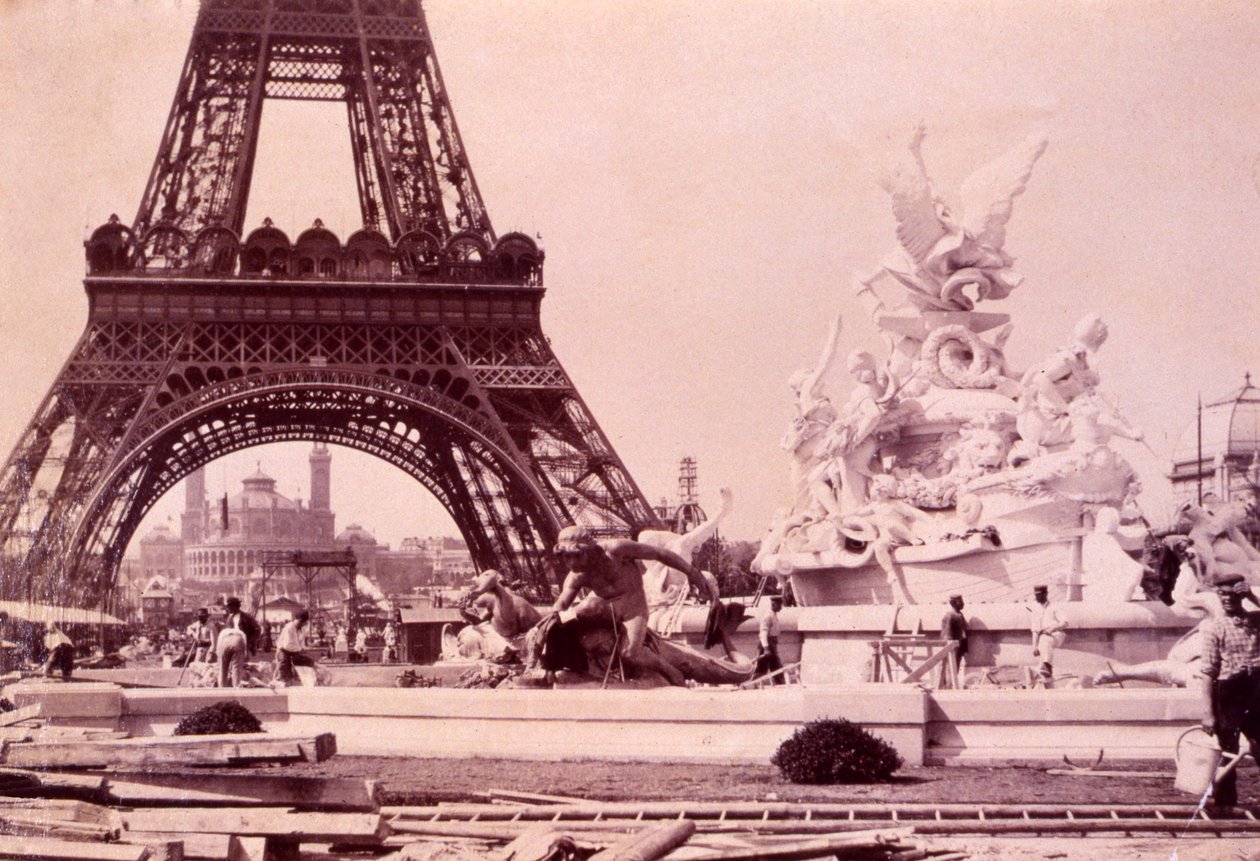 Mężczyźni budujący fontannę St. Vidal w pobliżu Wieży Eiffla, ok. 1888 r. autorstwa French Photographer