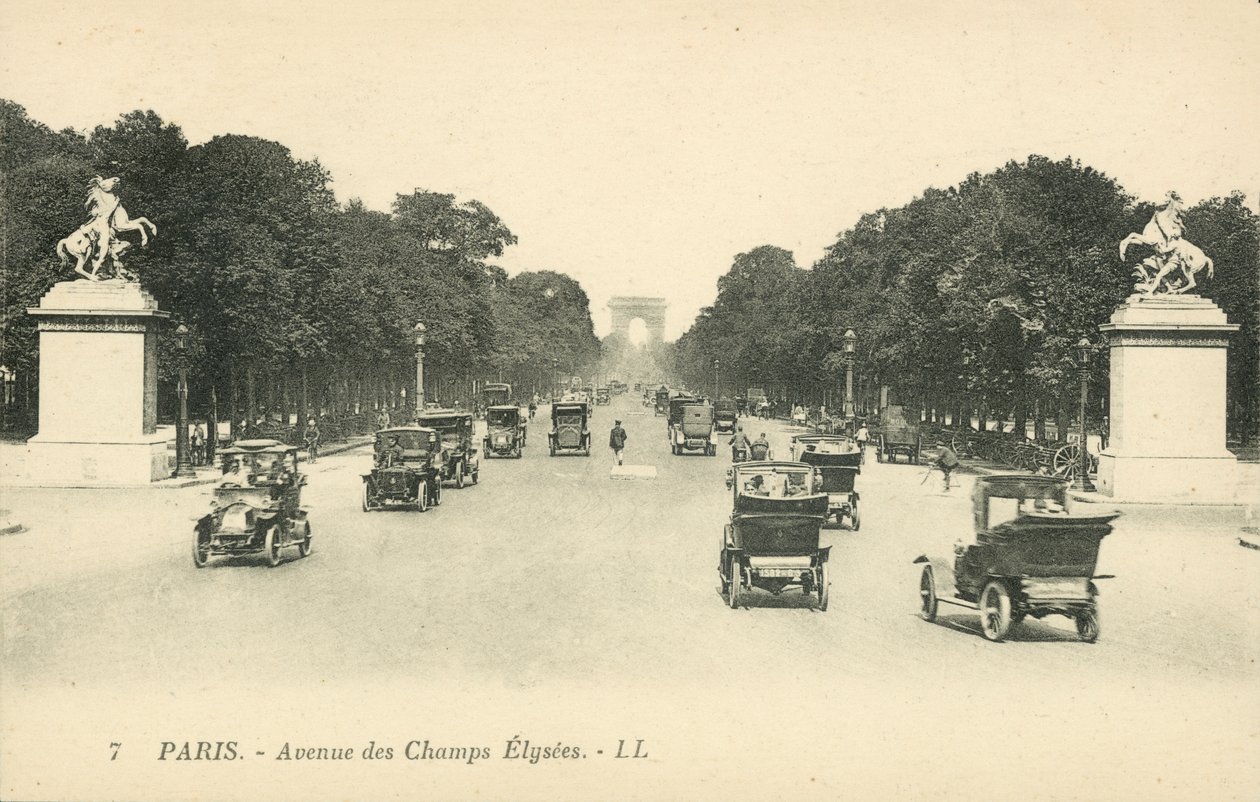 Paryż, Avenue des Champs Elysees (zdjęcie czarno-białe) autorstwa French Photographer