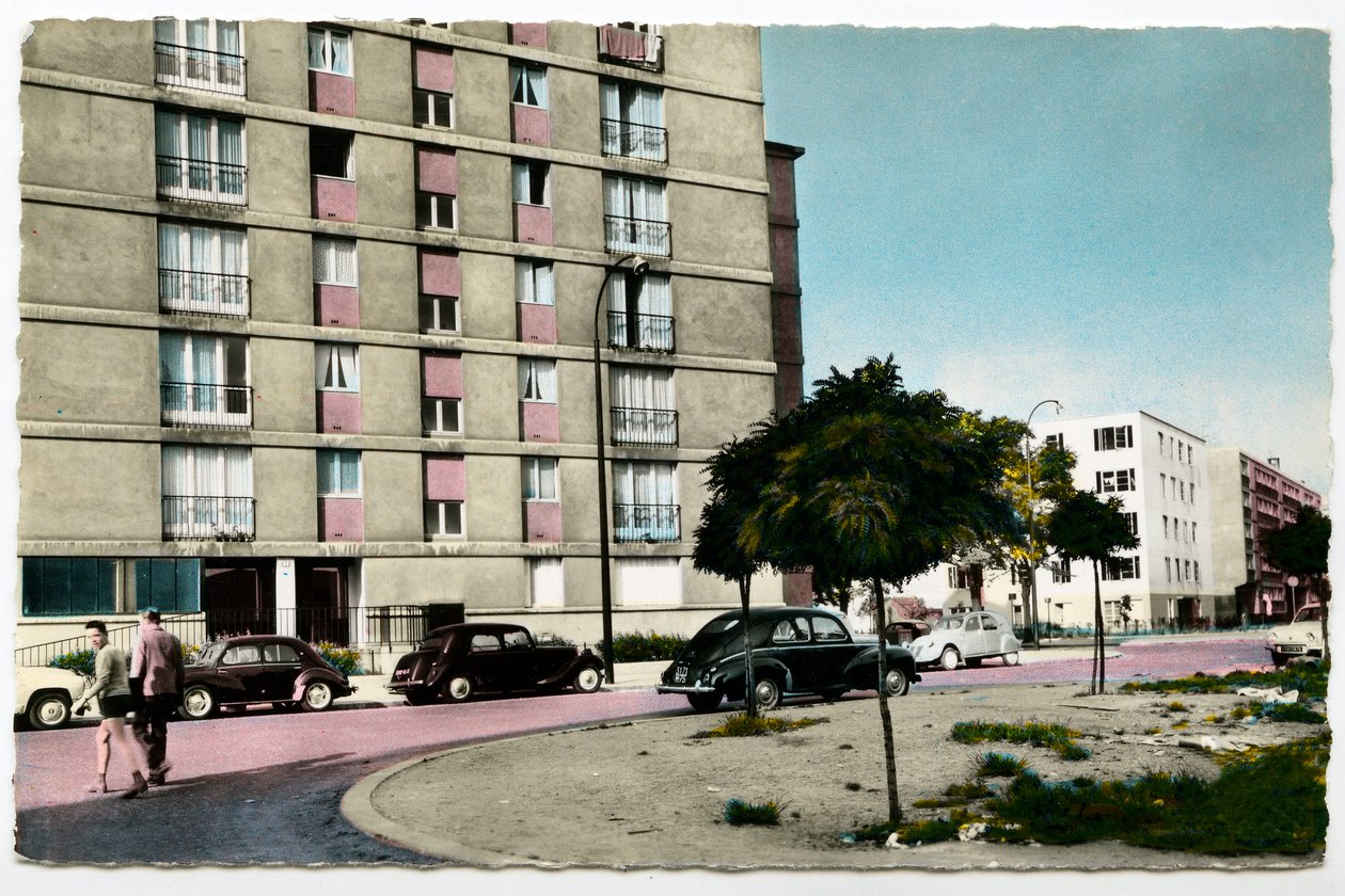 Podmiejskie miasto Paryża w latach 60.: nowe budynki Aubervilliers, Seine Saint-Denis, Ile de France autorstwa French Photographer