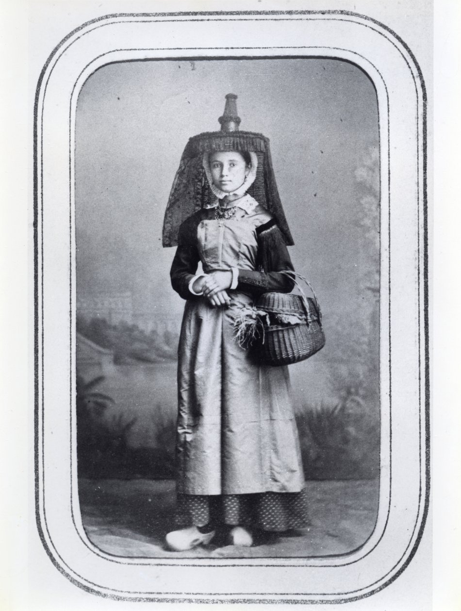 Wizytówka fotograficzna przedstawiająca francuski strój regionalny, ok. 1860-70 (zdjęcie czarno-białe) autorstwa French Photographer