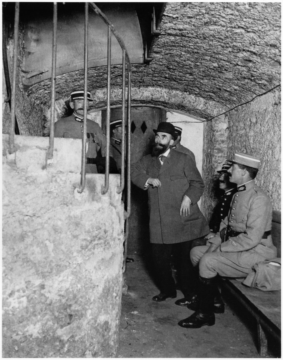 Policjanci przeszukujący piwnicę Henri Desire Landru (1869-1922) ok. 1919-20 autorstwa French Photographer