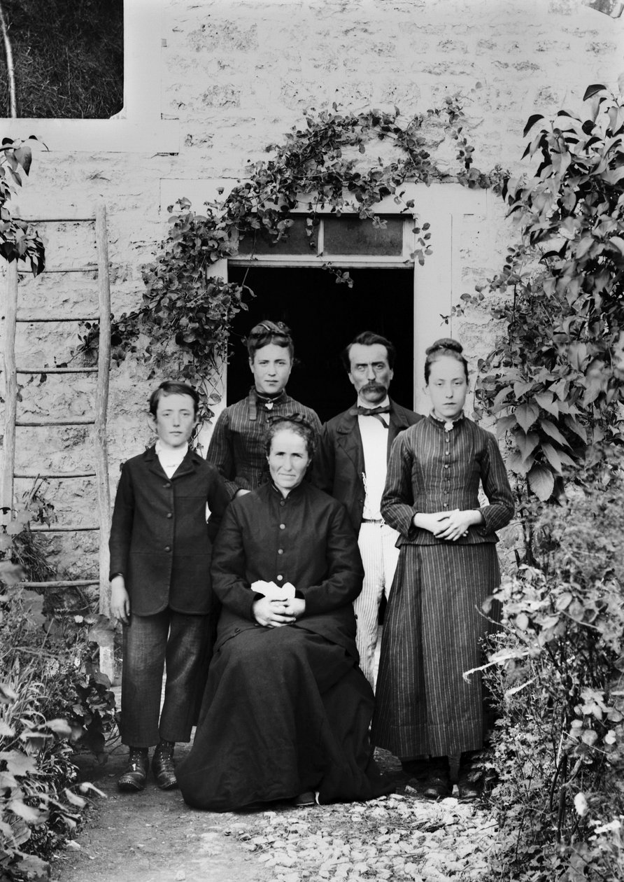 Portret rodziny z okolic Bourmont en Haute Marne. Fotografia koniec XIX wieku. Kolekcja Ducos. autorstwa French Photographer