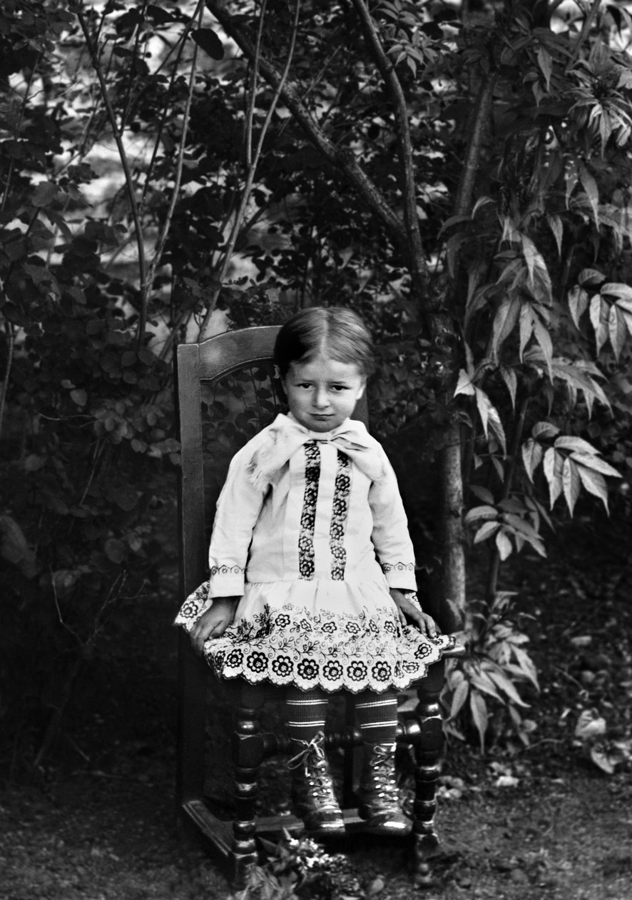 Portret małej dziewczynki z Bourmont w Haute Marne, siedzącej w ogrodzie opactwa Septfontaines. Fotografia koniec XIX wieku. Kolekcja Ducos. autorstwa French Photographer