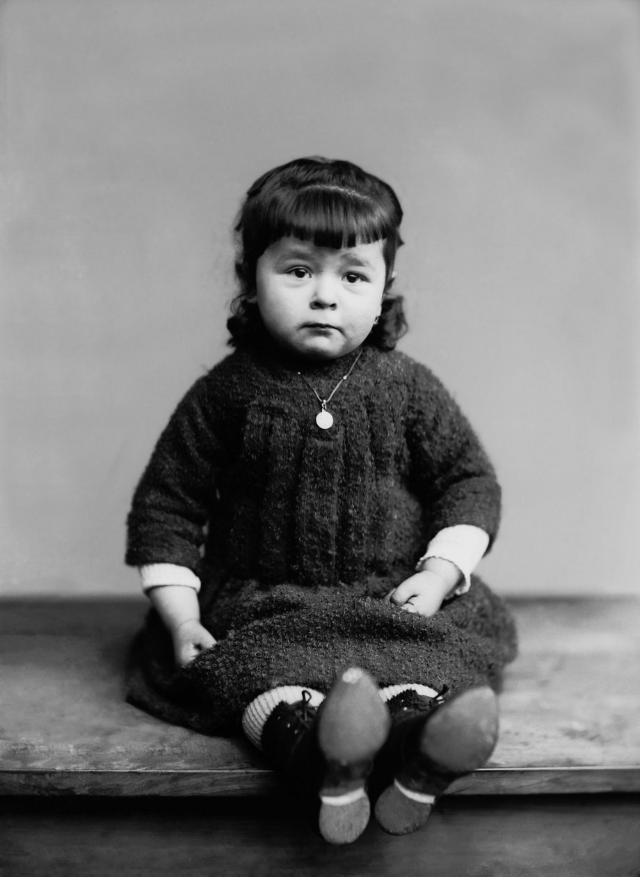 Portret dziewczynki z Bourmont w Haute Marne, z medalem chrztu. Fotografia koniec XIX wieku. Kolekcja Ducos. autorstwa French Photographer