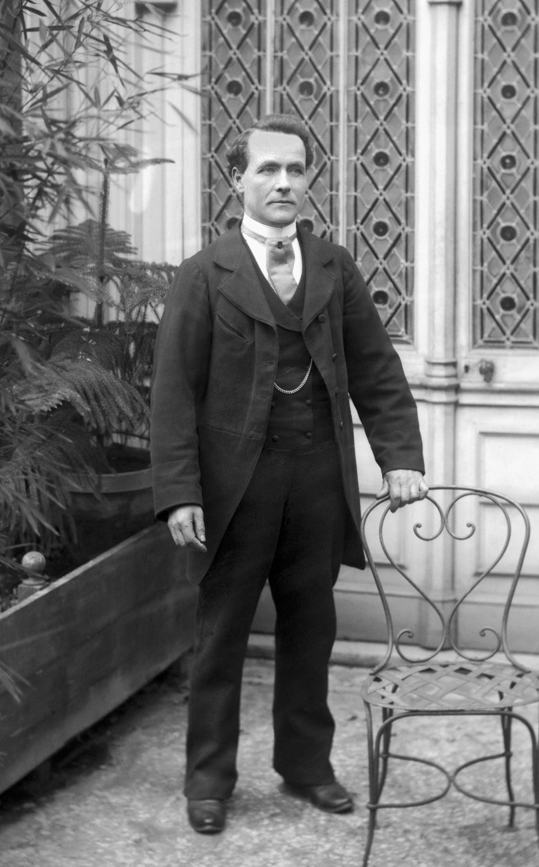 Portret mężczyzny pozującego w opactwie Septfontaines, niedaleko Bourmont en Haute Marne. Fotografia koniec XIX wieku. Kolekcja Ducos. autorstwa French Photographer