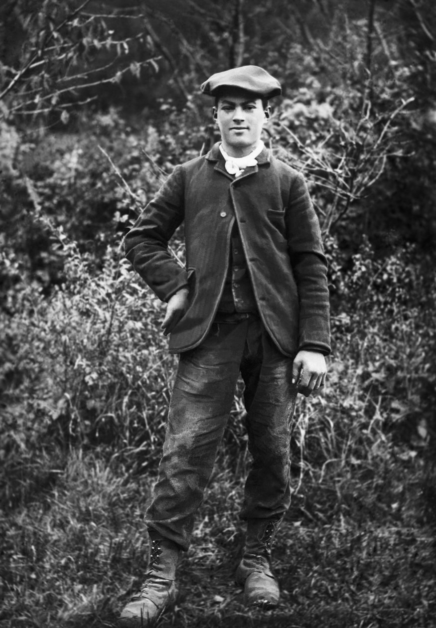 Portret młodego mężczyzny w nakryciu głowy beretu w ogrodzie opactwa Septfontaines niedaleko Bourmont en Haute Marne. Fotografia koniec XIX wieku. Kolekcja Ducos. autorstwa French Photographer