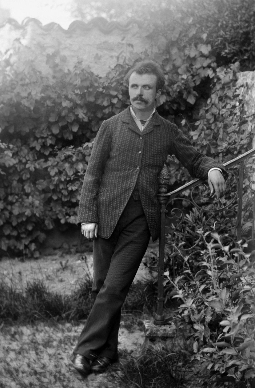 Portret młodego mężczyzny w ogrodzie opactwa Septfontaines, niedaleko Bourmont en Haute Marne. Fotografia koniec XIX wieku. Kolekcja Ducos. autorstwa French Photographer