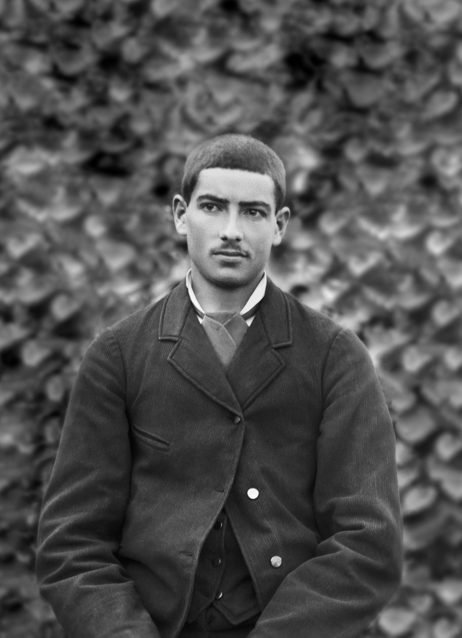 Portret młodego mężczyzny w ogrodzie opactwa Septfontaines niedaleko Bourmont en Haute Marne. Fotografia koniec XIX wieku. Kolekcja Ducos. autorstwa French Photographer