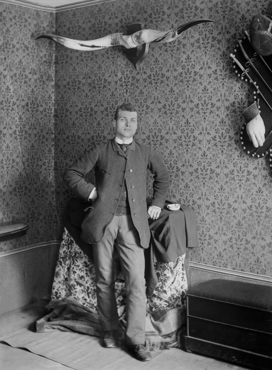 Portret młodego mężczyzny pozującego w opactwie Septfontaines niedaleko Bourmont en Haute Marne. Fotografia koniec XIX wieku. Kolekcja Ducos. autorstwa French Photographer