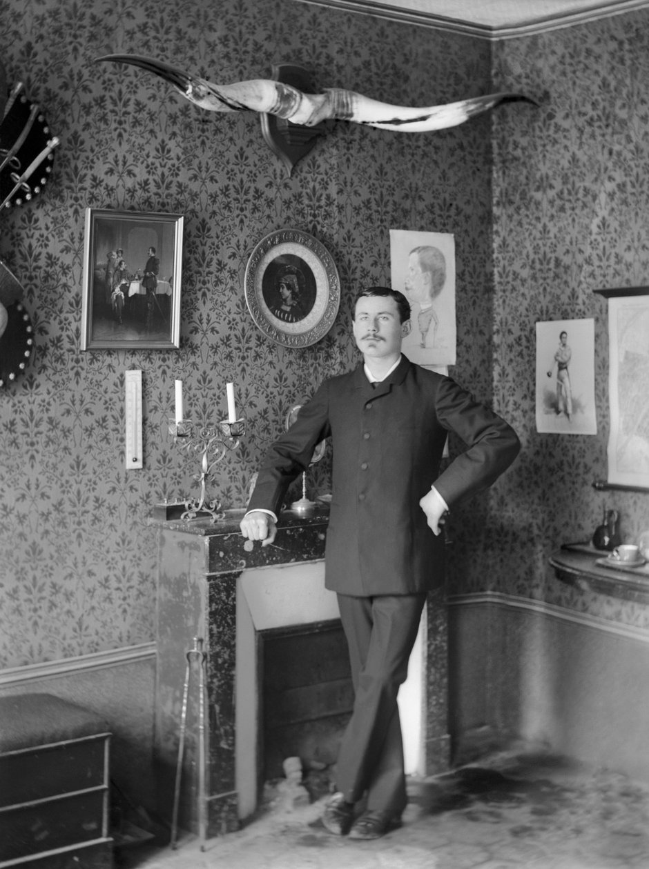 Portret młodego mężczyzny pozującego w salonie zdobiącym opactwo Septfontaines niedaleko Bourmont en Haute Marne. Fotografia koniec XIX wieku. Kolekcja Ducos. autorstwa French Photographer